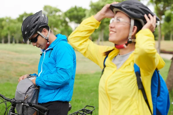 배낭에서 물병을 선글라스와 헬멧에 자전거 — 스톡 사진