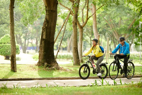 Пара Насолоджується Велосипедною Прогулянкою Міському Парку Сонячну Неділю Вранці — стокове фото
