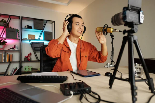 Kulaklıklı Genç Asyalı Blogcu Mikrofonunun Çalışıp Çalışmadığını Düzgün Yapılandırılıp Yapılandırılmadığını — Stok fotoğraf