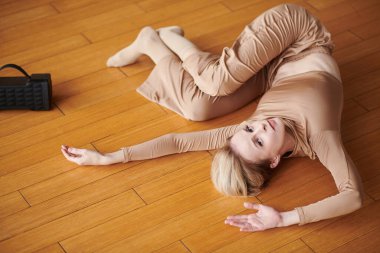Genç bayan modern dansçı taşınabilir hoparlörde müzik çalıyor.
