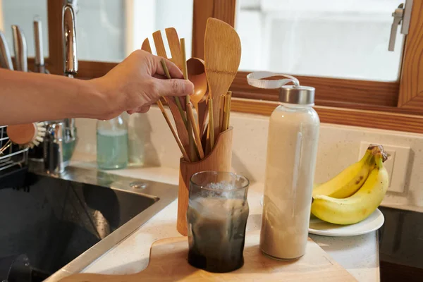 Hand Man Tar Återanvändbar Bambu Halm Att Dricka Protein Banan — Stockfoto