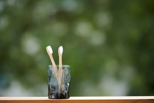 Vetro Con Spazzolino Denti Bambù Biodegradabile Ecologico Sul Davanzale Della — Foto Stock