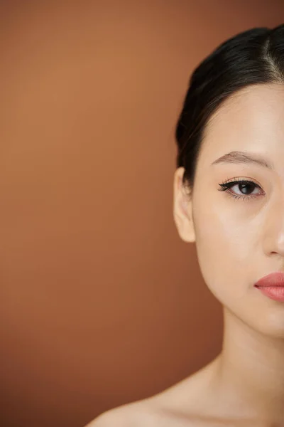 Media Cara Mujer Asiática Joven Con Delineador Ojos Tinte Labial — Foto de Stock