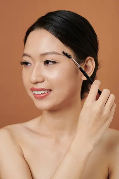 Studio Portrait Smiling Vietnamese Young Woman Brushing Her Eyebrows — Stock Photo, Image