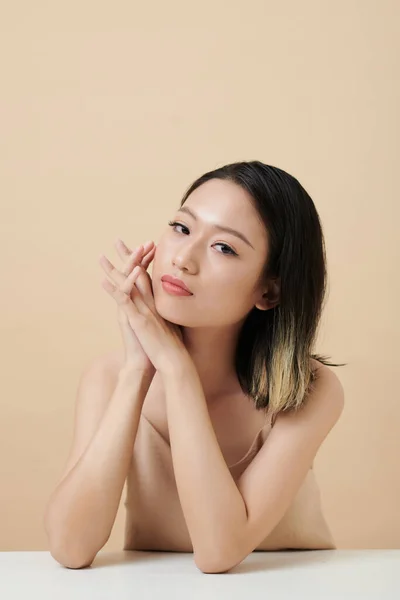 Portrait Une Jeune Femme Asiatique Penchée Sur Ses Mains Regardant — Photo