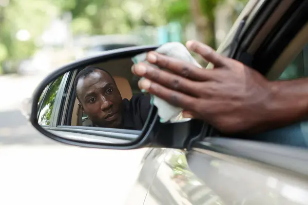 Hombre Negro Limpiando Espejo Retrovisor Con Paño Suave Para Limpiar — Foto de Stock