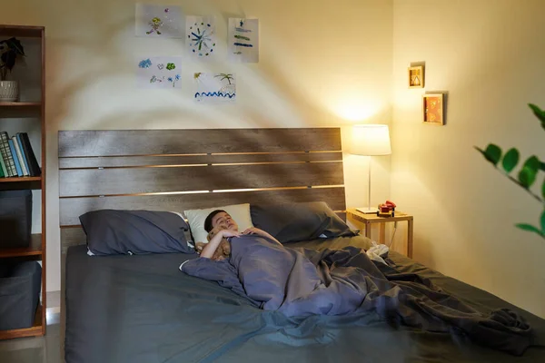 Nastolatek Chłopiec Przytula Misia Podczas Snu Nocy — Zdjęcie stockowe