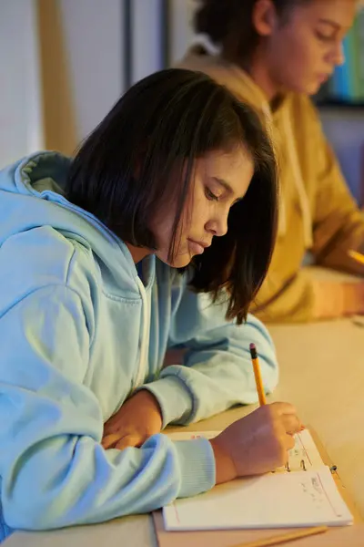 Латинская Школьница Делает Домашнее Задание Пишет Эссе Решает Уравнения — стоковое фото