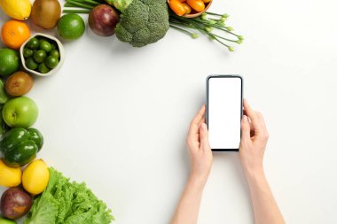 Cep telefonu uygulaması ile yerel meyve ve sebze siparişi veren vejetaryen elleri