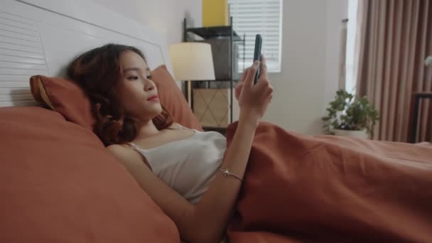 Kézi Felvétel Fiatal Ázsiai Használ Smartphone Miközben Pihen Ágyban Hétvégén — Stock videók