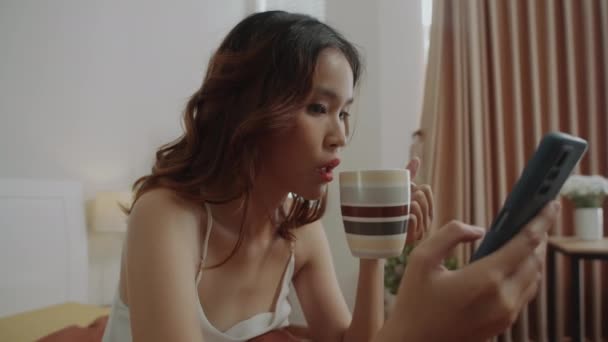 Colpo Palmare Ragazza Asiatica Che Beve Caffè Dalla Tazza Messaggia — Video Stock