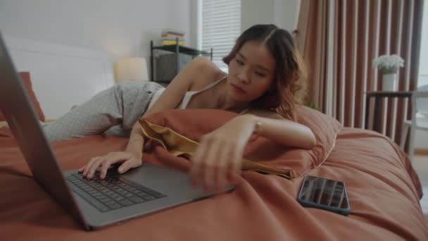 Handheld Shot Van Jonge Vrouwelijke Freelancer Met Behulp Van Laptop — Stockvideo