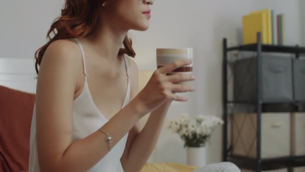 Incline Retrato Chateado Asiático Gen Mulher Bebendo Café Bom Copo — Vídeo de Stock