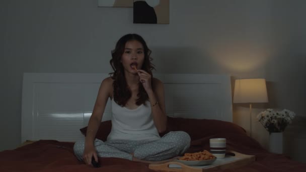 Fotografie Lungă Medie Unei Fete Tinere Stând Pat Mâncând Gustări — Videoclip de stoc
