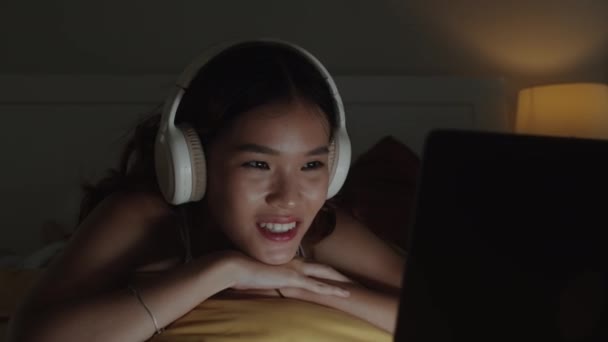 Medium Close Van Vrolijke Aziatische Meisje Kijken Film Draadloze Computer — Stockvideo