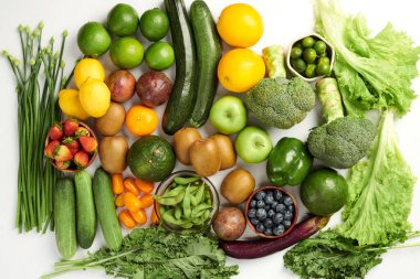 Masada bir sürü taze meyve ve sebze var, sağlıklı beslenme konsepti.
