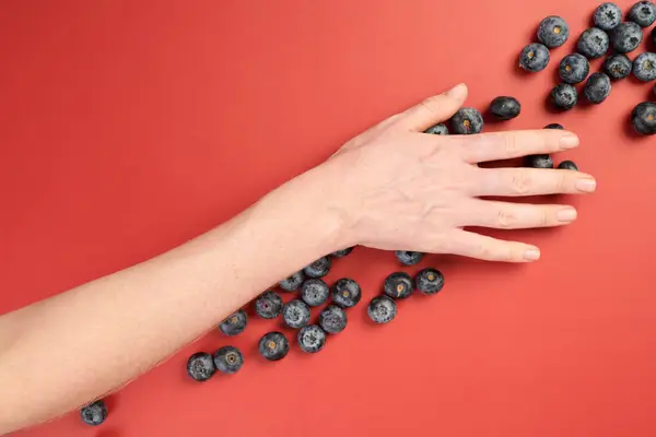 Hand Grabbing Blueberries Red Table Top View — Stock Photo, Image