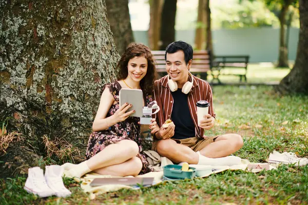 Joyeux Jeune Couple Diversifié Regarder Des Vidéos Drôles Sur Tablette — Photo