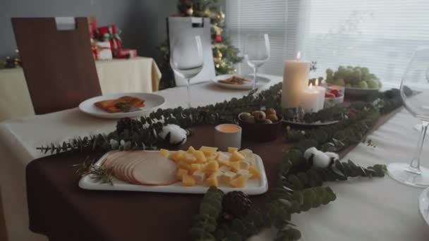 ハムとチーズのキューブ オリーブ ブドウ その他の食欲のミディアムクローズアップは 自宅でのクリスマスのお祝いに役立ちました — ストック動画