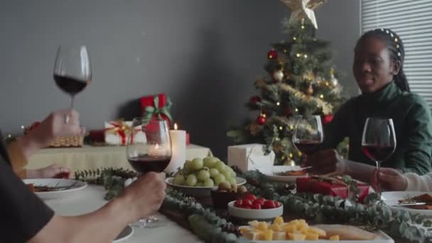 Handheld Shot Van Gezelschap Van Vrienden Vieren Kerstmis Met Wijn — Stockvideo