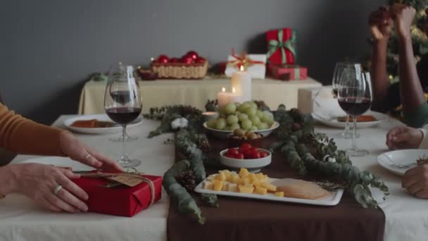 Bayram Yemeği Sırasında Şenlik Masasında Oturan Başka Birine Noel Dileğiyle — Stok video