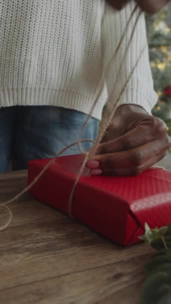 Tiro Vertical Pessoa Que Decora Presente Natal Usando Envoltório Cordel — Vídeo de Stock