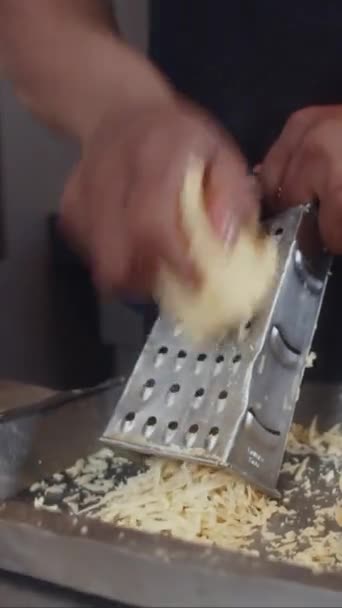 Pionowe Dłonie Nierozpoznawalnego Szefa Kuchni Używając Tarki Sera Podczas Gotowania — Wideo stockowe