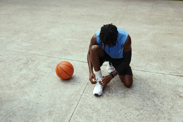 Black Streetball Player Tying Shoe Laces Waiting Friend Court — Stock Photo, Image