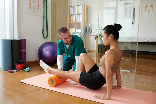 Physiotherapist Explaining Patient How Use Foam Roll Myofascial Release — Stock Photo, Image