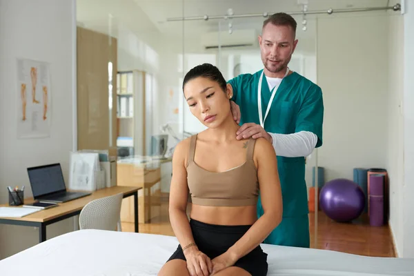 Sport Massage Therapeut Masseren Nek Gebied Van Sportvrouw Zitten Bank — Stockfoto