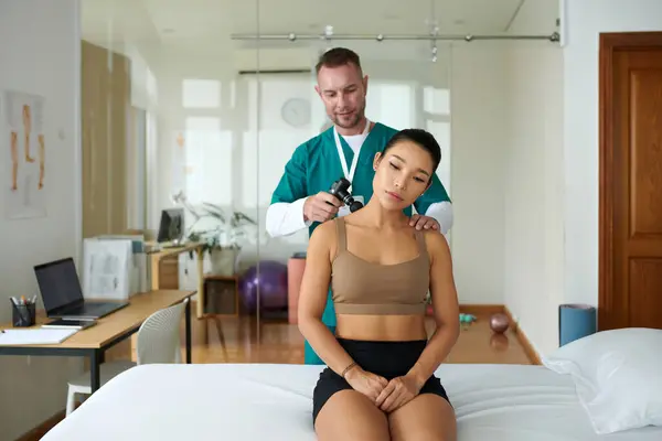 Thérapeute Utilisant Pistolet Massage Lorsque Vous Travaillez Avec Patient Dans — Photo