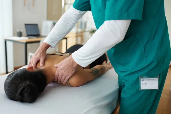 Sportswoman Obtenir Massage Médical Dans Centre Réadaptation — Photo
