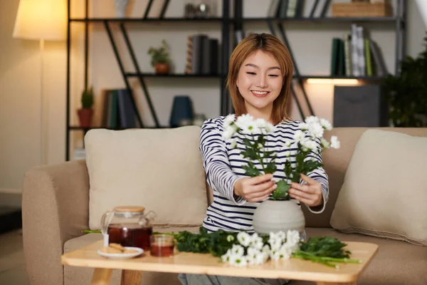 Souriant Asiatique Jeune Femme Faisant Arrangement Fleurs Avec Des Fleurs — Photo