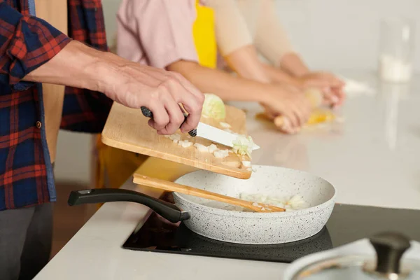 Mãos Homem Adicionando Cebola Picada Panela Quente Com Óleo Cozinha — Fotografia de Stock