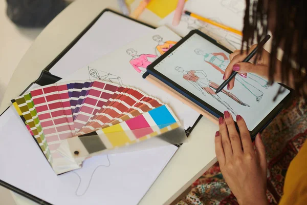 Tablet Bilgisayarında Moda Çizimleri Yapan Kadın Tasarımcının Elleri — Stok fotoğraf