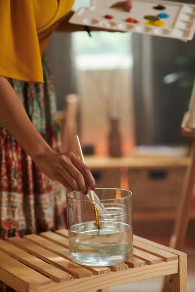 Pincel Molhar Pintor Feminino Vidro Água Antes Pintar — Fotografia de Stock