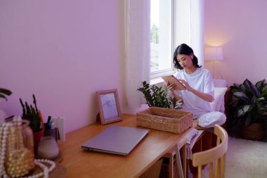 Düşünceli kız tablet bilgisayarında online eğitim platformu üzerinden eğitim videosu izliyor