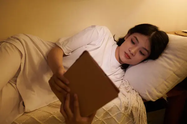 Menina Adolescente Lendo Book Cama Tarde Noite — Fotografia de Stock