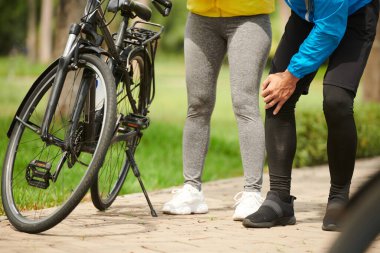 Yardımcı sporcu kadın bisikletten düştü ve dizinden yaralandı