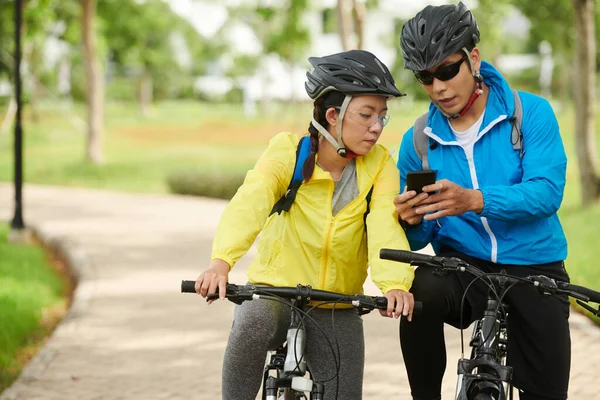 Pareja Activa Bicicletas Consultar Mapa Teléfono Inteligente Montar Parque —  Fotos de Stock