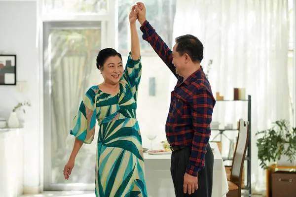 Joyeux Couple Personnes Âgées Passant Temps Danser Maison — Photo