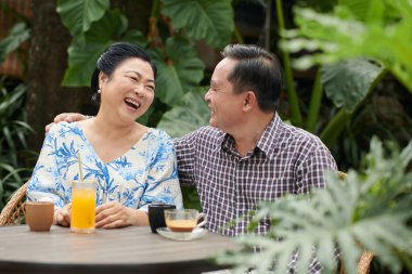 Mutlu son sınıf çifti açık kafede romantik bir buluşmanın tadını çıkarıyor.