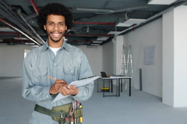 Gülümseyen ustabaşının portresi belgeye not alıyor ve kameraya gülümsüyor.