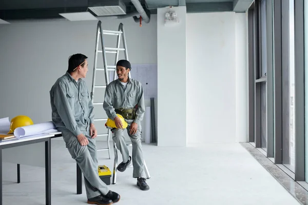 Builders Grey Uniform Talking Finishing Work Building Construction — Stock Photo, Image