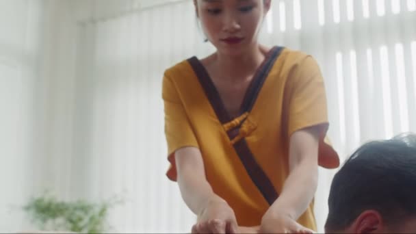 Ręczne Ujęcie Masażystki Robiącej Masaż Pleców Mężczyzny Leżącego Kanapie Podczas — Wideo stockowe