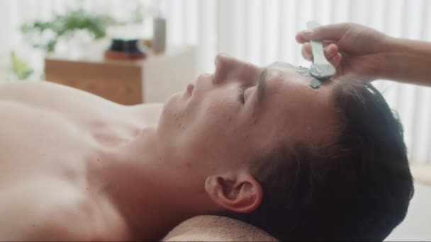 Närbild Händer Kvinnliga Kosmetolog Tillämpa Grå Lera Mask Ansiktet Mannen — Stockvideo