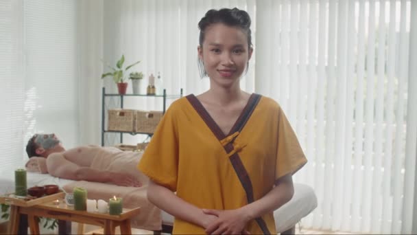 클라이언트 배경에서 절차를 즐기는 카메라를 아름다움 스튜디오에서 아시아 화장품 전문가의 — 비디오