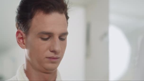 Detailní Záběr Mladého Atraktivního Muže Nanášejícího Hydrofilní Kosmetický Olej Obličej — Stock video