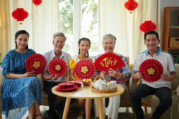 Щаслива Велика Родина Святкує Китайський Новий Рік Вдома — стокове фото