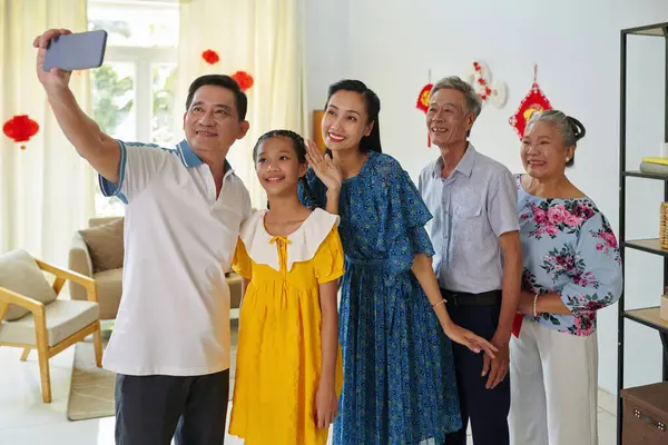 テトパーティーでグループセルフィーのためにポーズする幸せなベトナムの家族 — ストック写真